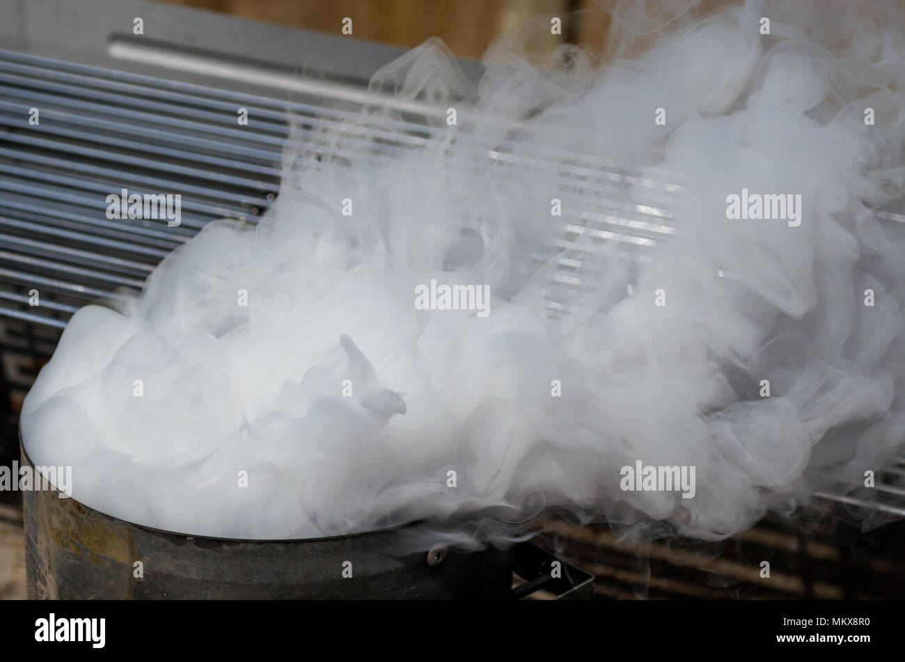 Weißer Rauch wogenden aus einem Grill Kohle Schornstein nach lit Stockfoto