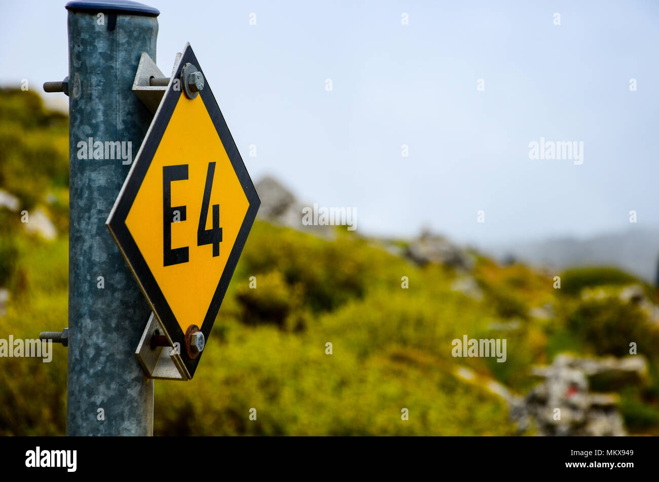 Metall Zeichen der E4 zeigt einen Weg in Lassithi, Kreta, Griechenland. Stockfoto