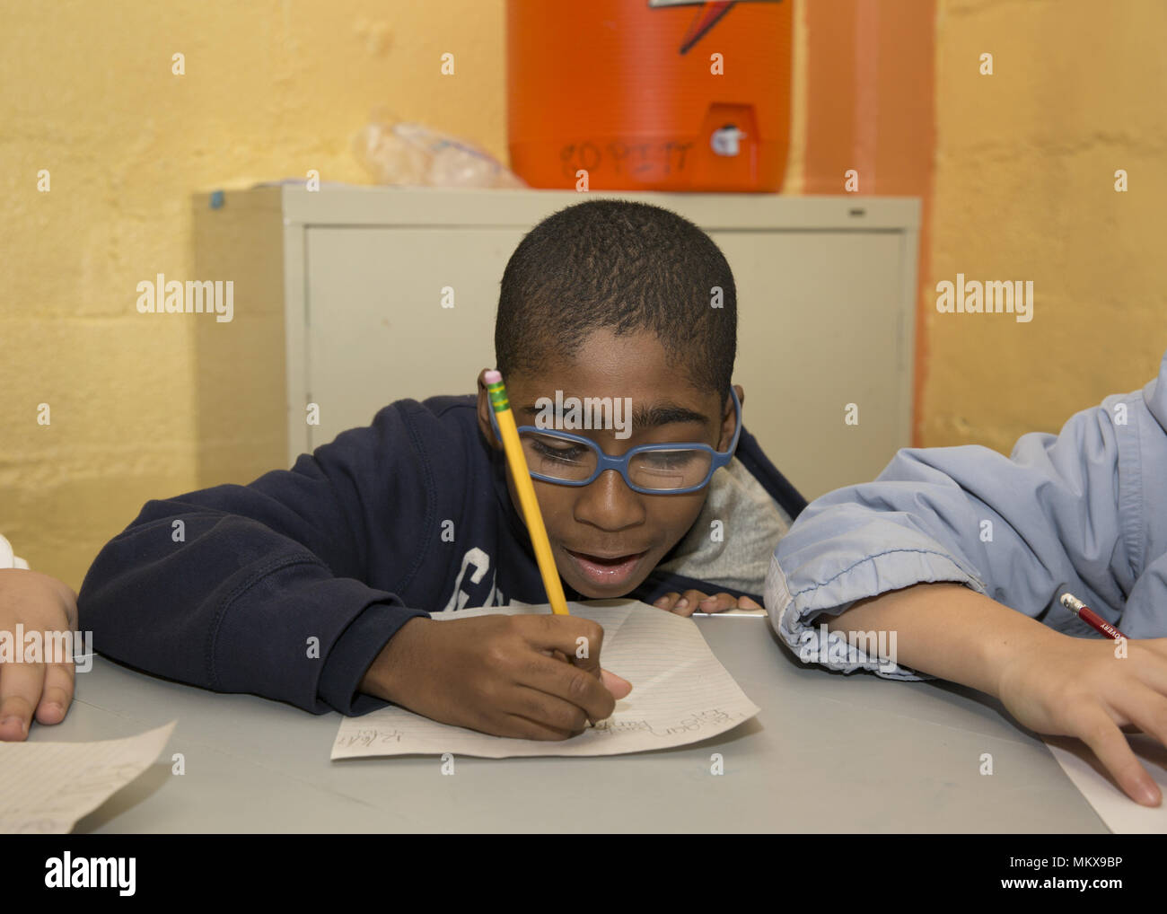 Kinder machen Schule Hausaufgaben in einer nach der Schule Community Center Programm auf der Lower East Side, Manhattan, New York City. Stockfoto