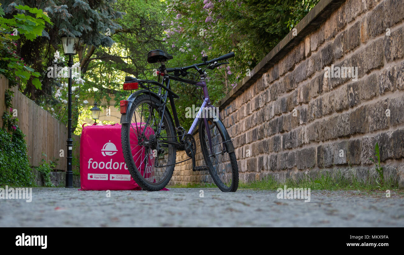 Die wichtigsten Gang für jeden foodora Mitarbeiter: Ihre (Push) Bike und die grosse rosa Thermo box Sie in Deutschland essen zu transportieren. Stockfoto