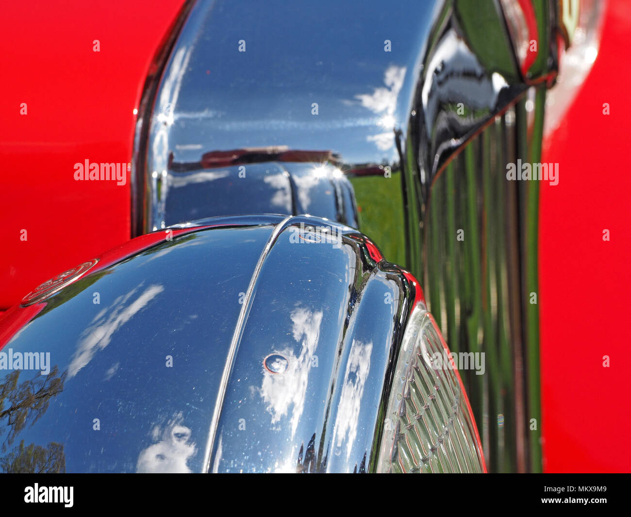 Detail von Chrom und rote Lackierung am Sportwagen bei Show in Cumbria, England, Großbritannien Stockfoto