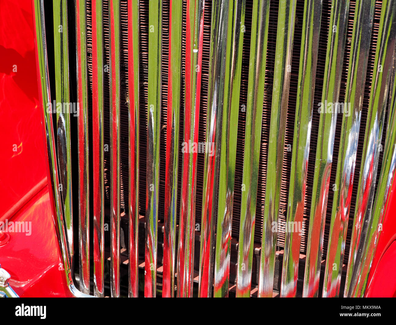 Detail von Chrom und rote Lackierung am Sportwagen bei Show in Cumbria, England, Großbritannien Stockfoto