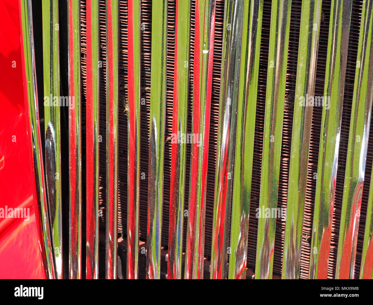 Detail von Chrom und rote Lackierung am Sportwagen bei Show in Cumbria, England, Großbritannien Stockfoto