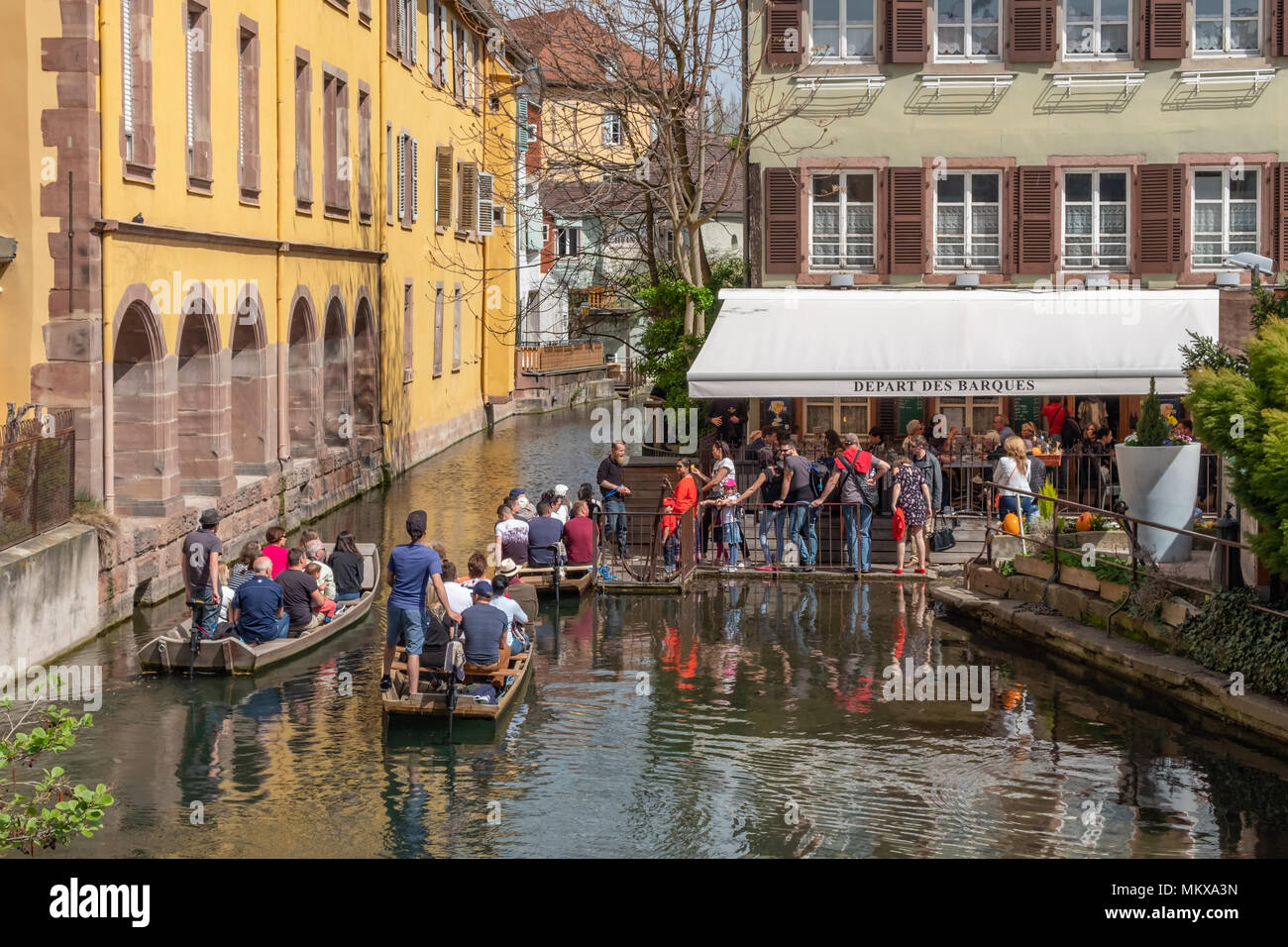 Touristische Linie bis zu genießen Sie eine Fahrt mit einem traditionellen Boot mit flachem Boden einer Barke auf einem Kanal in Colmar Frankreich genannt. Stockfoto