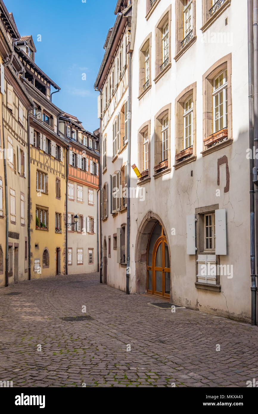 Straße mit Kopfsteinpflaster in Colmar Frankreich gesäumt von malerischen Gebäude, typisch für die Gegend. Stockfoto