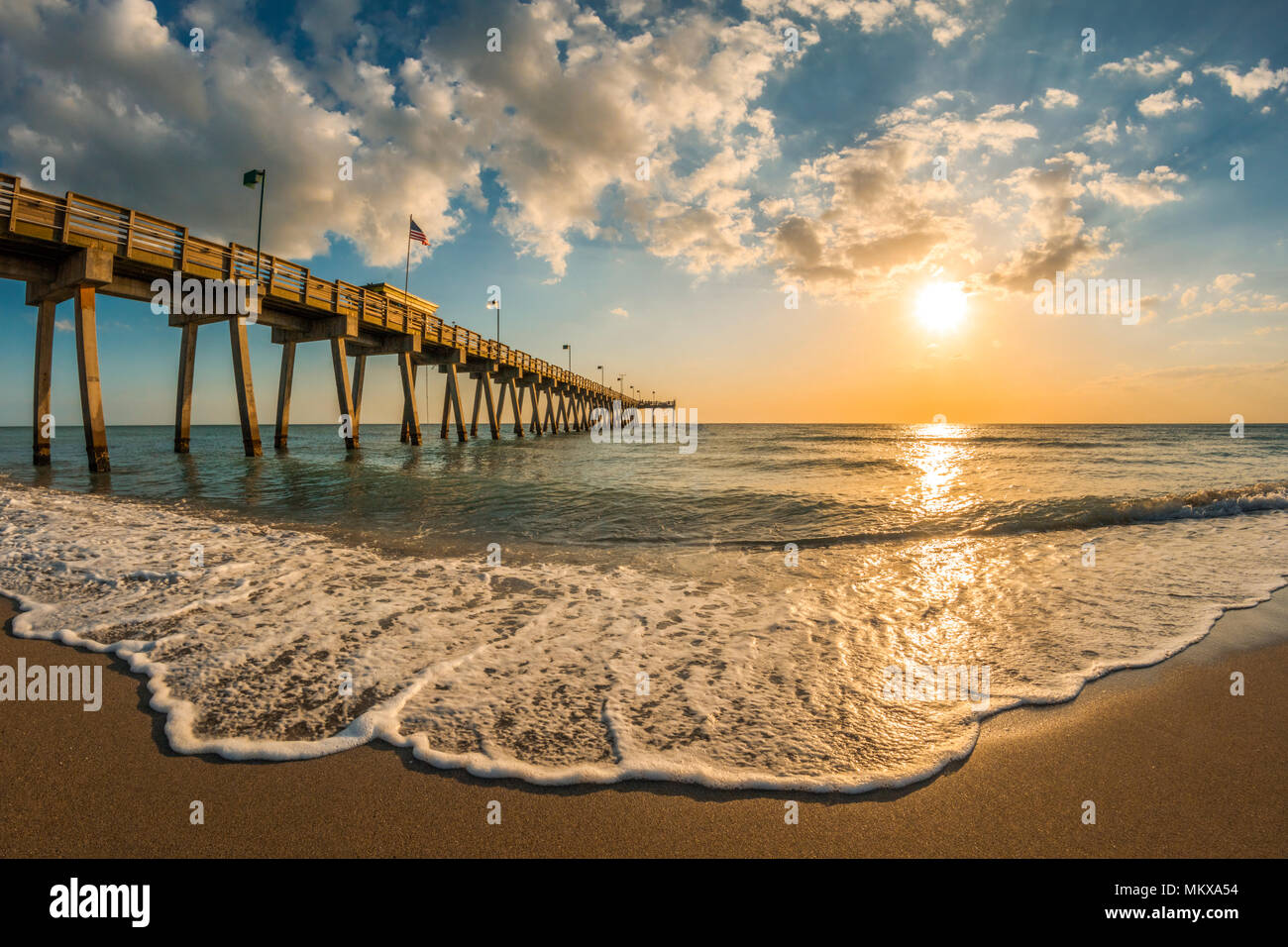 Am späten Nachmittag Sonne über den Golf von Mexiko und Venedig Pier in Venedig Florida Stockfoto