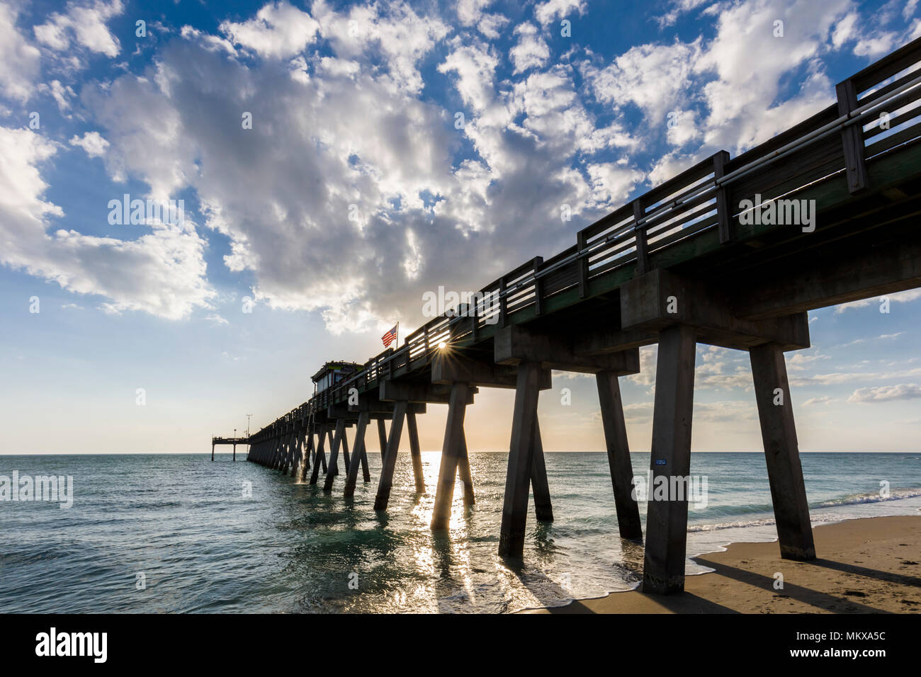 Am späten Nachmittag Sonne über den Golf von Mexiko und Venedig Pier in Venedig Florida Stockfoto