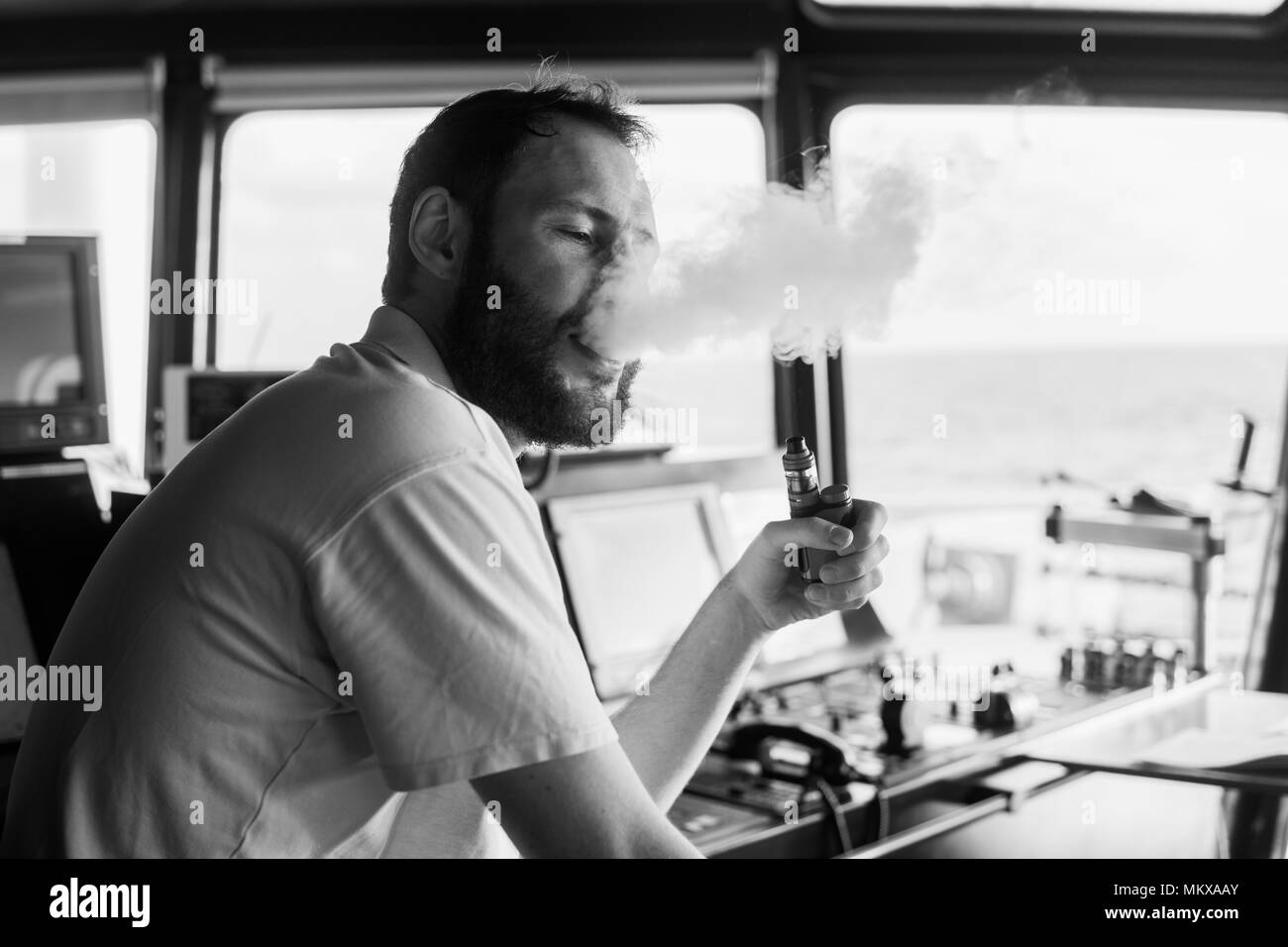 Deck navigation Officer raucht eine wad Auf der Kommandobrücke der Yacht Stockfoto