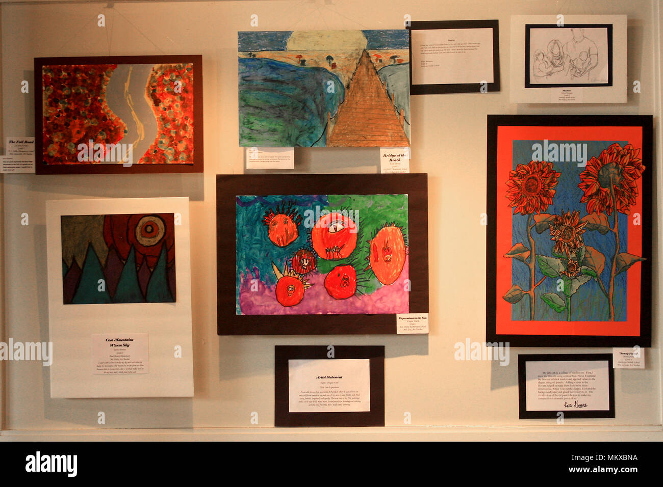 Schüler Kunstwerke in der Galerie angezeigt. Stockfoto