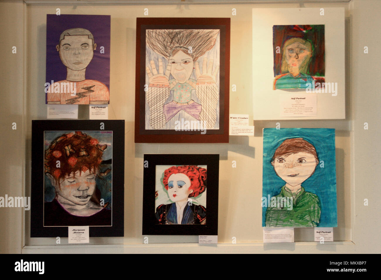 Schüler Kunstwerke in der Galerie angezeigt. Stockfoto