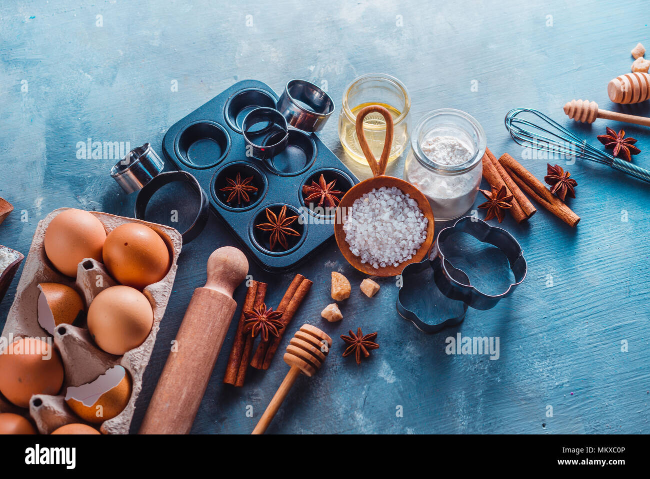 Backen Besteck header. Muffin tin, Meersalz, Eier, Mehl, Öl und Zucker mit den Schneebesen und Ausstechformen mit kopieren. Die Konditorei Konzept Stockfoto