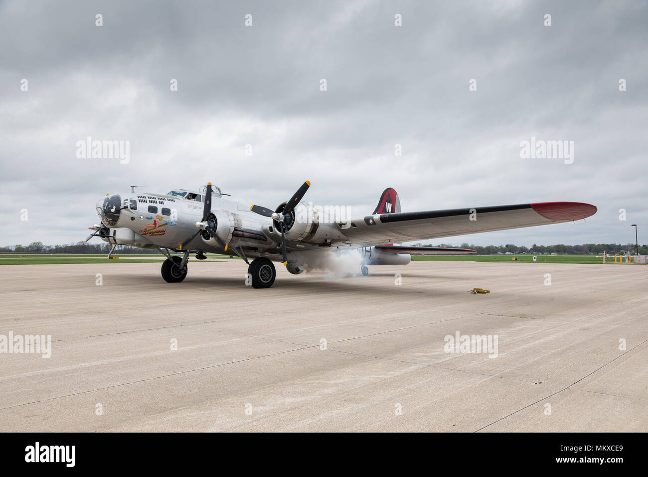 Burlington, Iowa, USA. 3. Mai, 2018. Der Weltkrieg II B-17 Bomber Aluminium bedeckt ist auf Ausstellung in Burlington, Iowa dieses Wochenende. Stockfoto