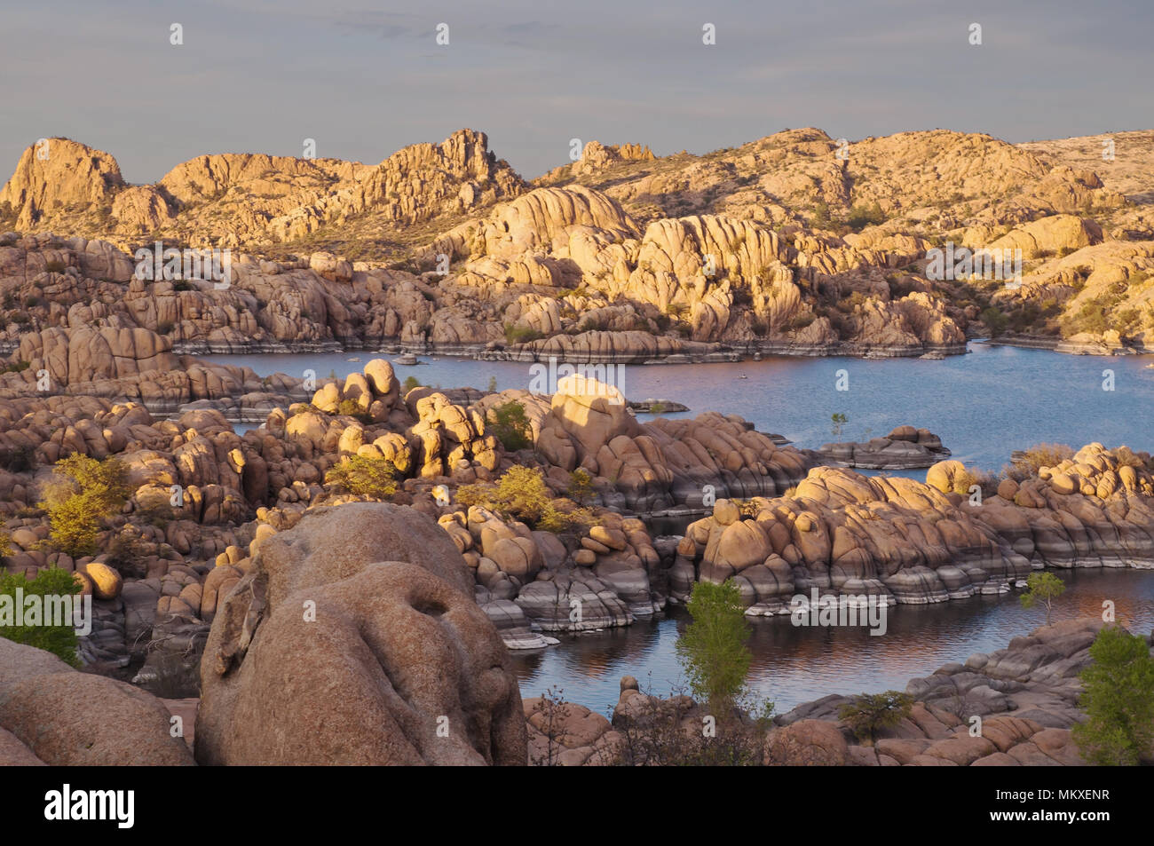 Watson Lake in Prescott, Arizona. Ein malerischer See mit Familie Bereiche für Outings. Der See ist von Kreissägen genossen und durch einen Wanderweg umgeben Stockfoto