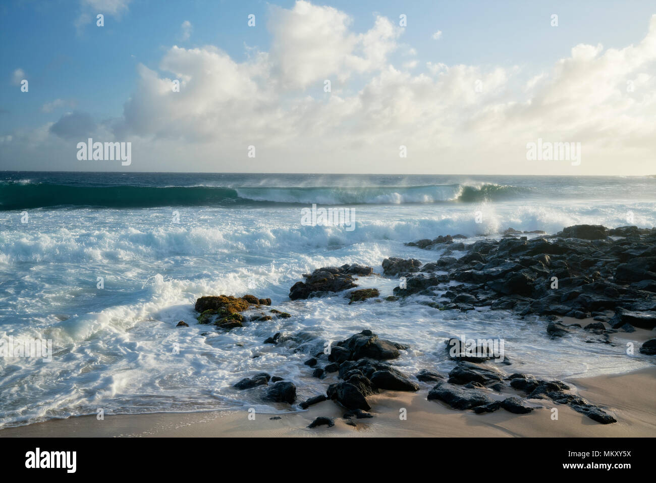 Abends Wellen am Shipwreck Beach entlang der South Shore auf Hawaii Insel Kauai. Stockfoto