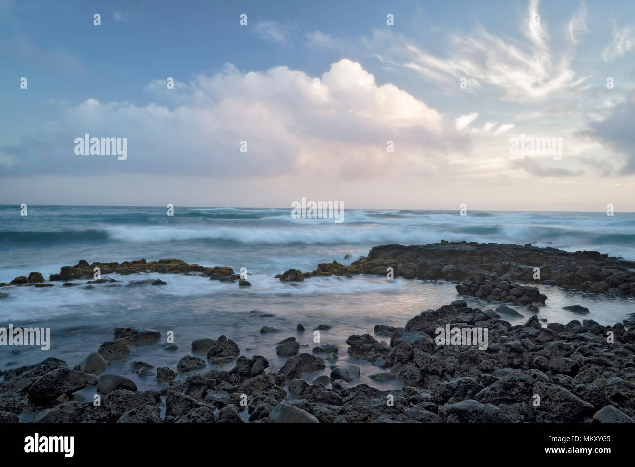 Dämmerung über der Lava Tide Pools entlang der South Shore am Poipu auf Hawaii Insel Kauai. Stockfoto