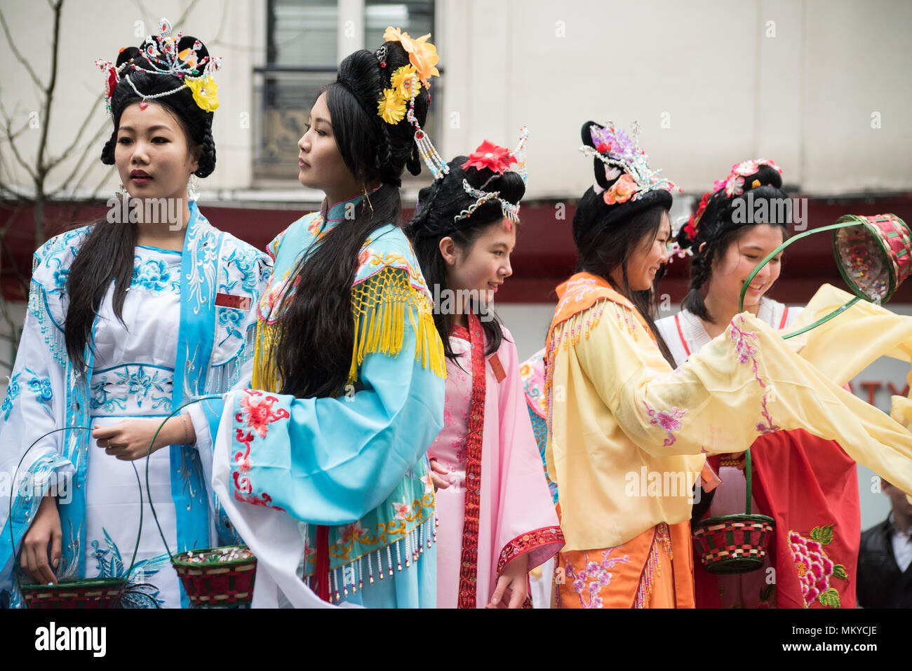 Paris, Frankreich. Frauen auf Eine Parade schweben, als Teil des Chinese New Year Festival Stockfoto