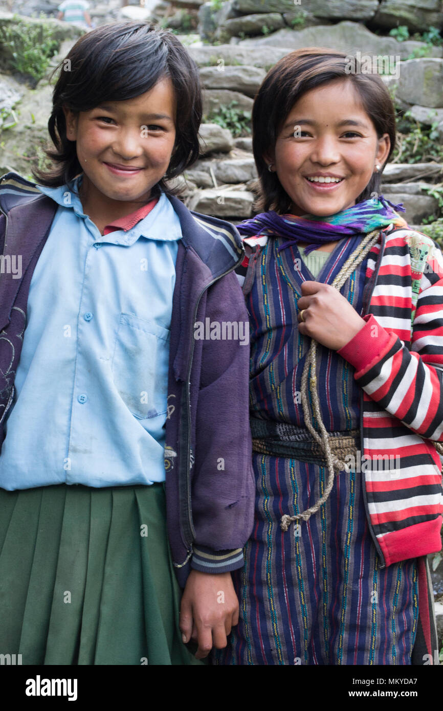 Tamang Heritage Trail, Nepal 2012. Zwei Mädchen lächelnd Stockfoto