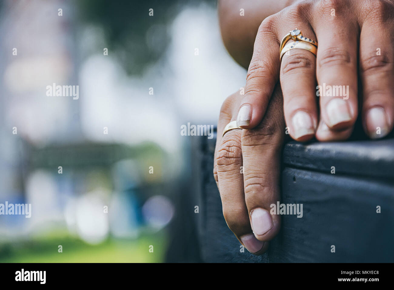 Hände von ein Paar mit Ringen Stockfoto