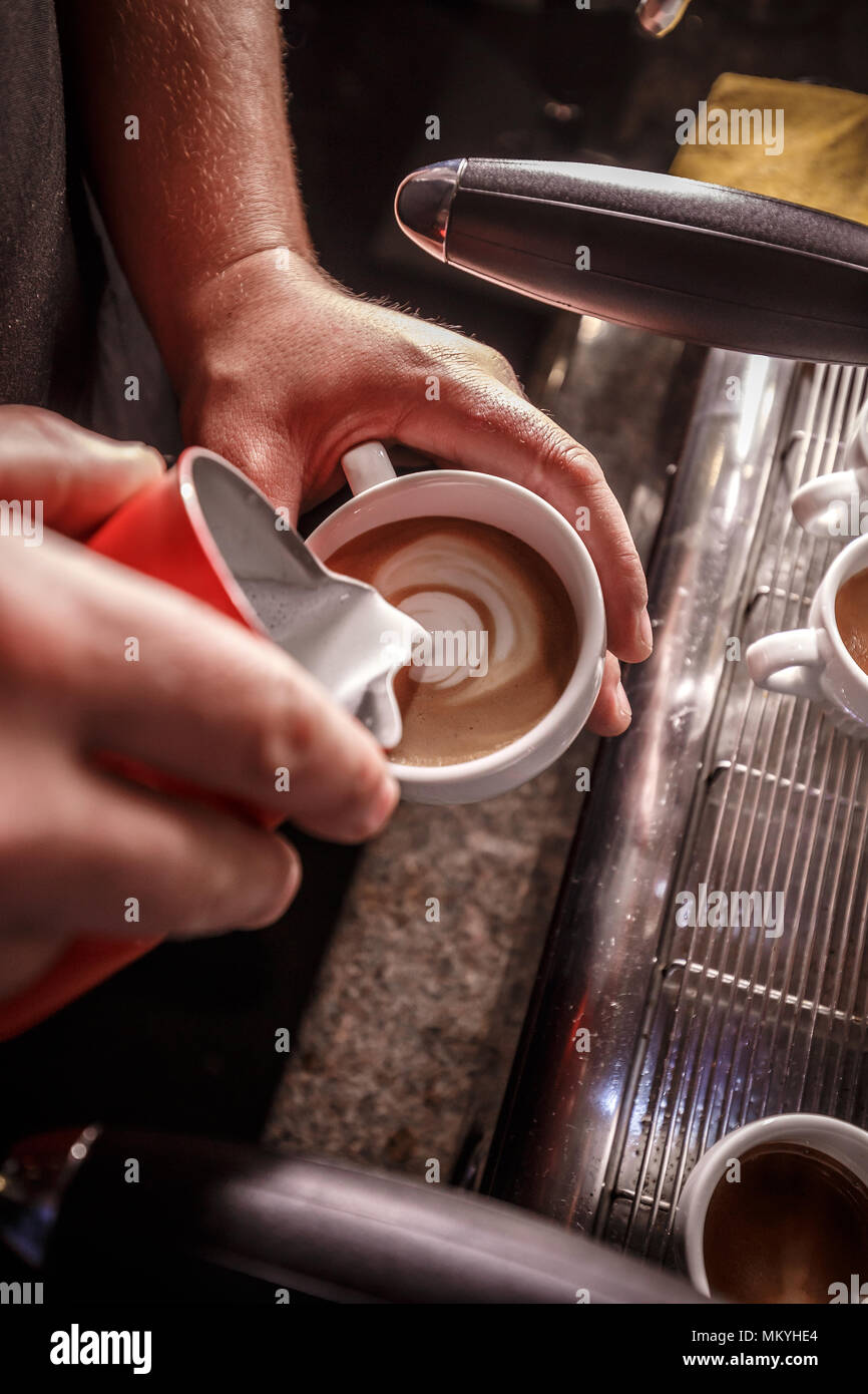 Latte Art, Kaffee Kunst von Barista gemacht Stockfoto