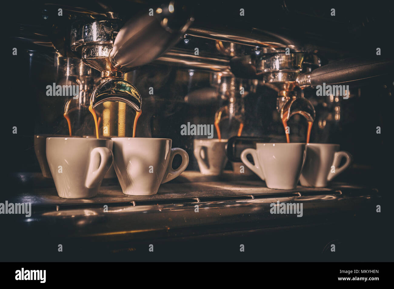 Coffee Bar Details. Espresso Kaffee Gießen von Espresso Maschine. Stockfoto