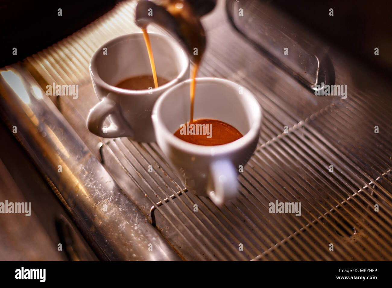 Espressomaschine, Kaffee, goldene Espresso fließt. Stockfoto