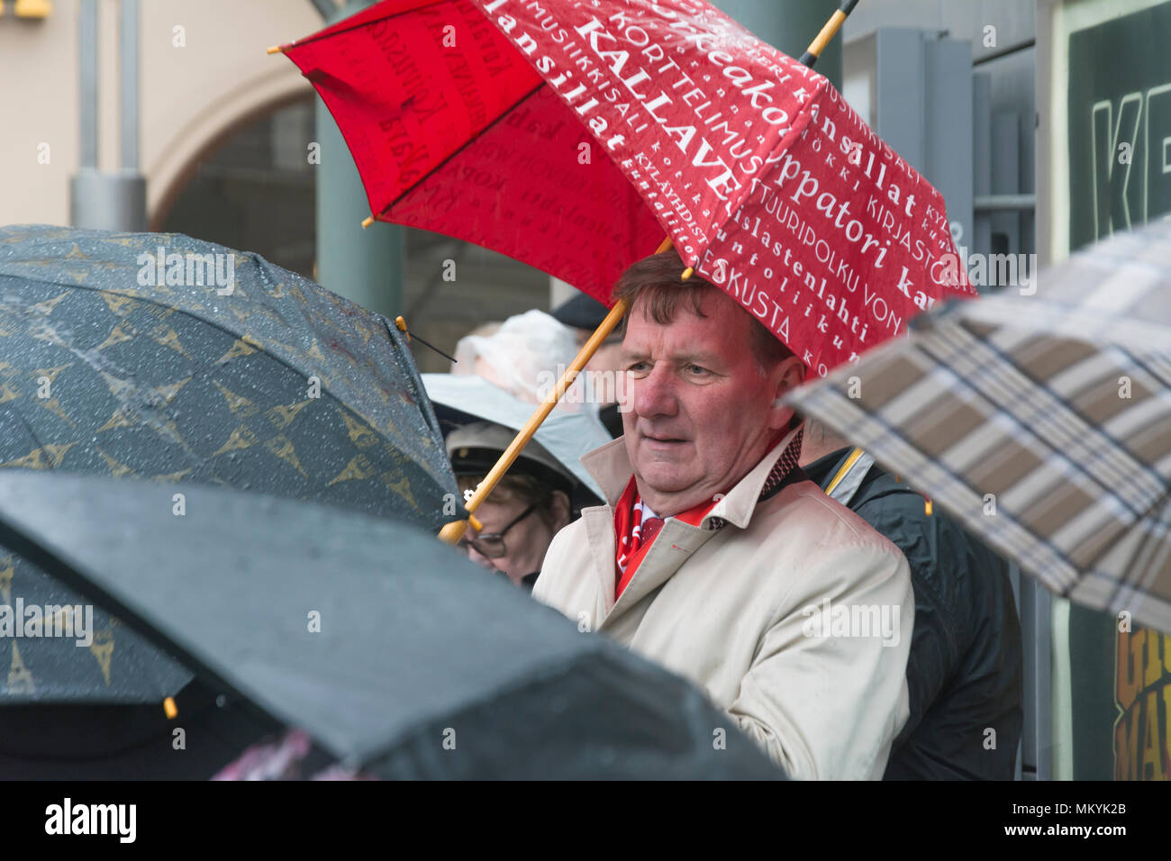 Jukka Gustafsson, Parlamentsmitglied, feiert den 1. Mai im verregneten Tampere Stockfoto
