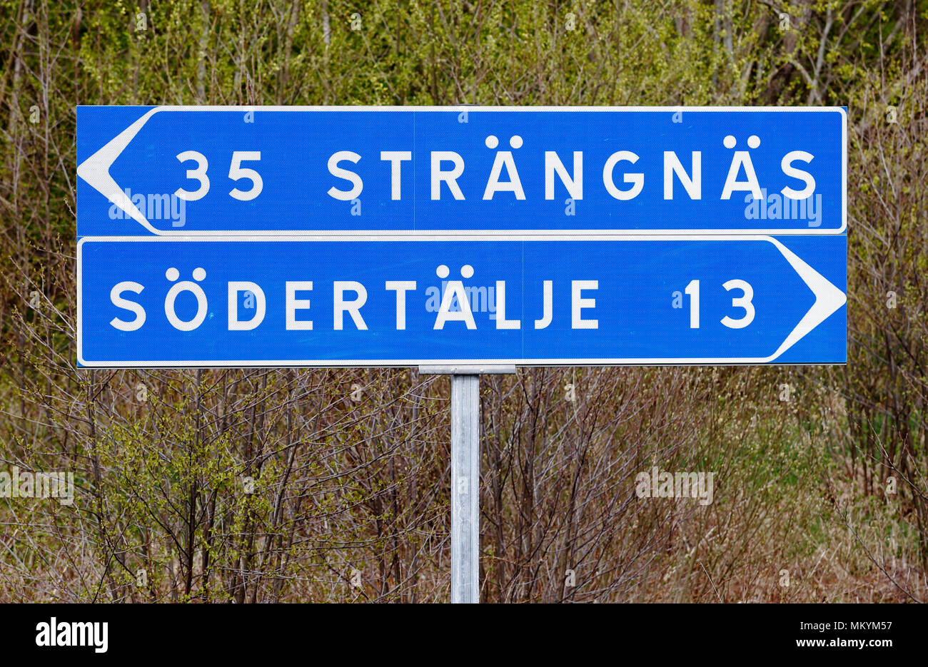 Schwedische Wegweiser für die beiden Städte Strangnas und Sodertalje. Stockfoto