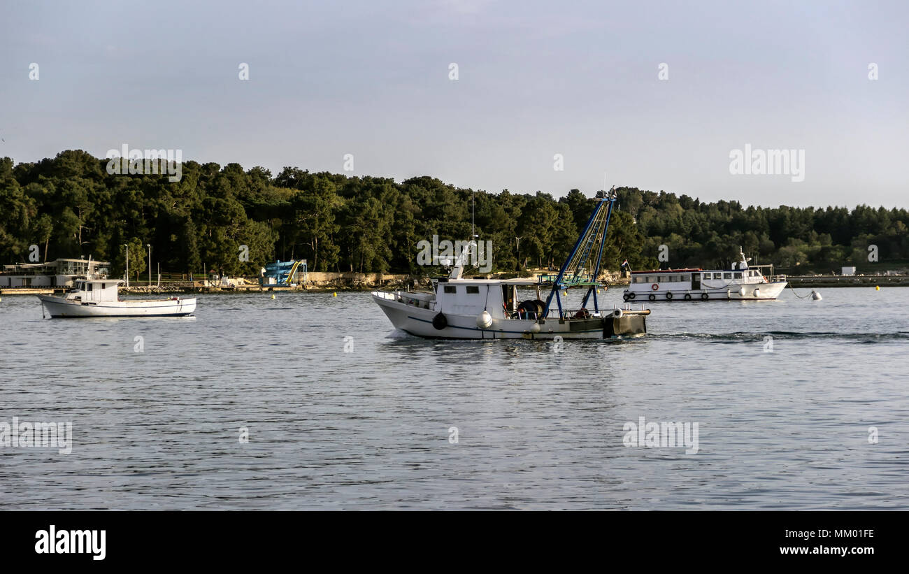 Istrien, Kroatien - kleinen Fischkutter nähert sich der Hafen von Porec Stockfoto