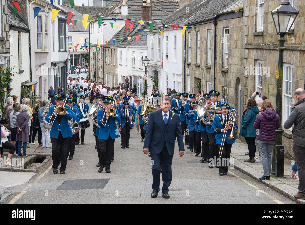 Helston, Cornwall, UK. 8. Mai, 2018. Flora Tag mit Helston Cornwall mit Stadt Band 08-05-2018 Credit: Kathleen weiß/Alamy leben Nachrichten Stockfoto