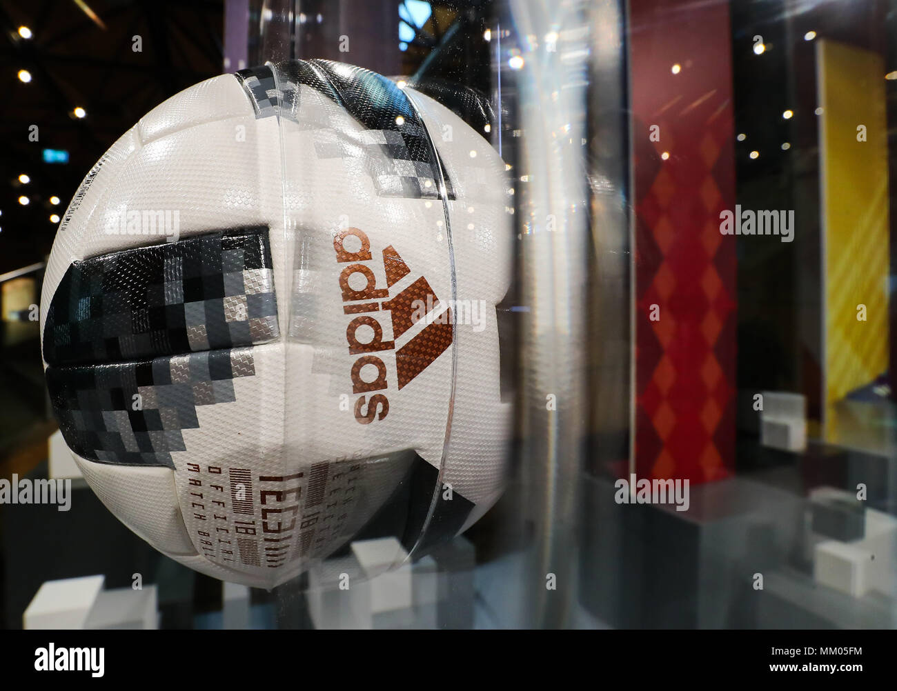 09 Mai 2018, Deutschland, Fürth: Der offizielle Spielball für die WM 2018  in Russland", Adidas Telstar 18', ist auf einem Display im Rahmen der  Hauptversammlung der adidas AG. Foto: Daniel Karmann/dpa Stockfotografie -  Alamy
