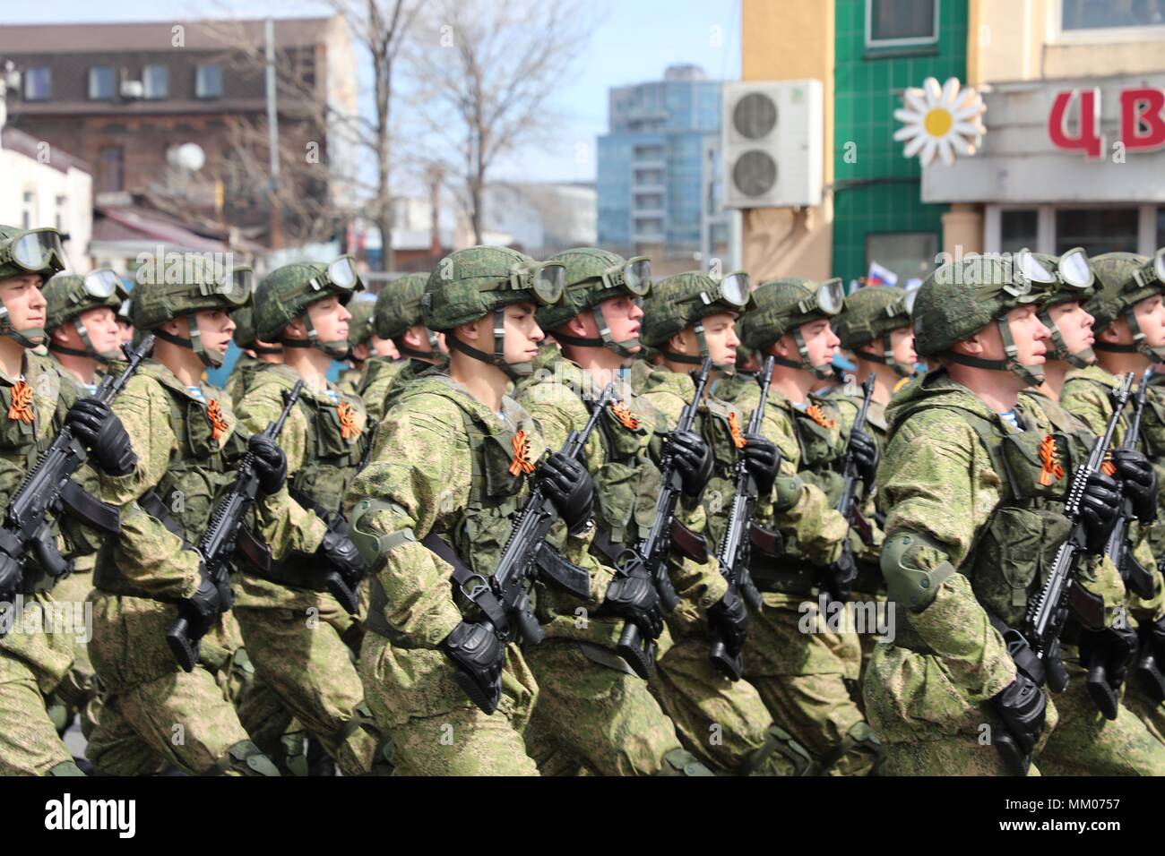 Wladiwostok, Russland. 9. Mai, 2018. Russische Soldaten nehmen an den Unsterblichen Regiment März während der Tag des Sieges feiern in der Fernöstlichen Stadt Wladiwostok, Russland, am 9. Mai 2018. Der 73. Jahrestag des Sieges über Nazi-Deutschland im Zweiten Weltkrieg war hier am Mittwoch markiert. Credit: Wu Gang/Xinhua/Alamy leben Nachrichten Stockfoto