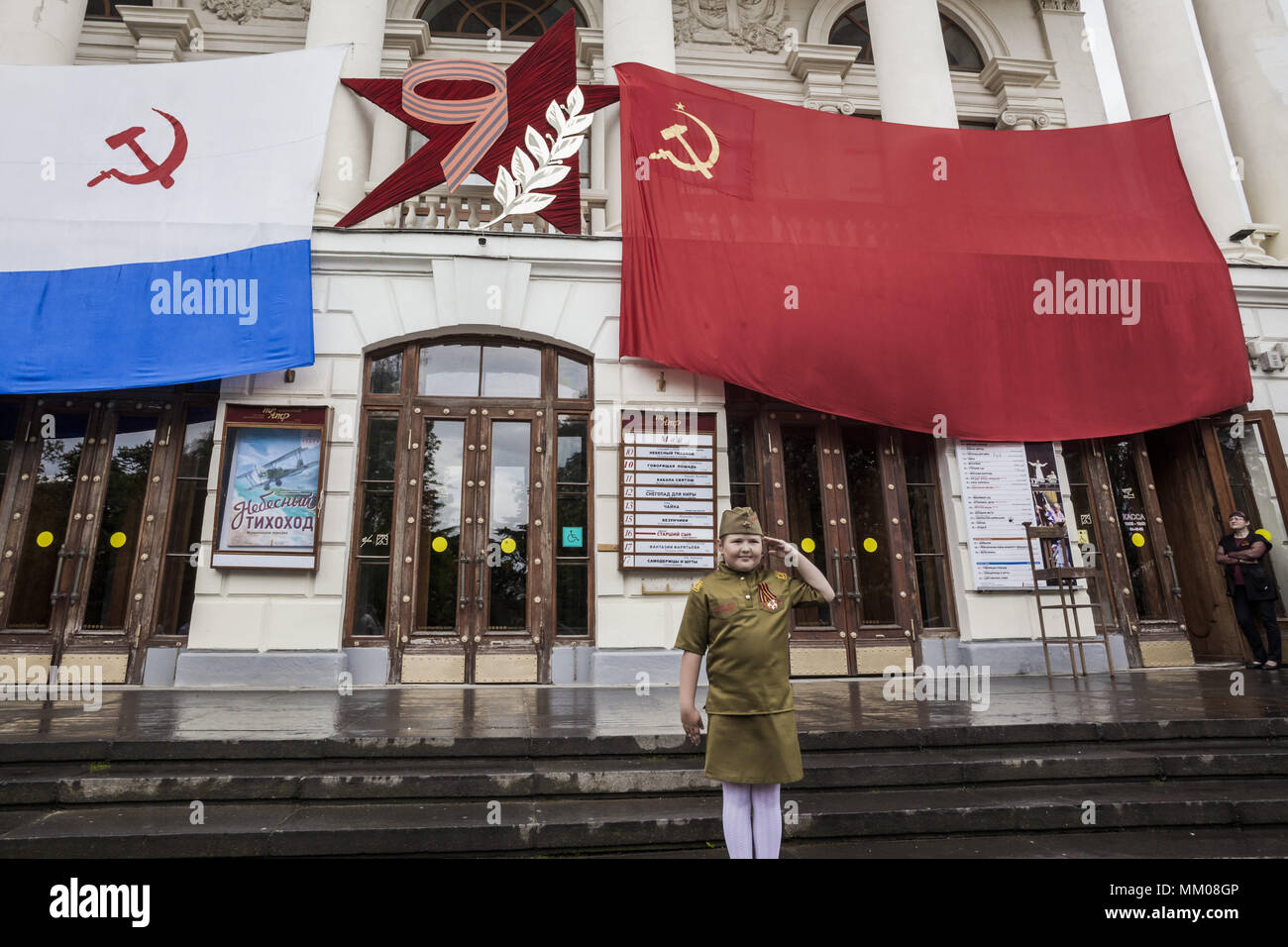 Sewastopol, Sewastopol, Russland. 9. Mai, 2018. Kind posiert für ein Foto unter sowjetischer Flagge während der Feier des 9. Mai in Sewastopol. Credit: Celestino Arce/ZUMA Draht/Alamy leben Nachrichten Stockfoto