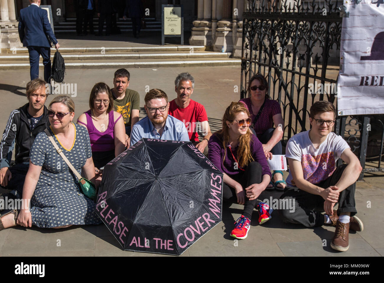 London, Großbritannien. 9. Mai 2018. Setzen Sie sich aus Protest gegen die Royal Courts of Justice in London als nicht-staatliche Core boykottiert, Teilnehmer des heutigen py Cops hören und weiterhin die Freigabe der Polizei die Namen zu verlangen. David Rowe/AlamyLive Nachrichten Stockfoto