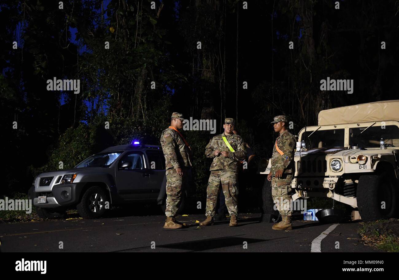 (180509) - PAHOA, Mai 9, 2018 (Xinhua) - Soldaten der Oklahoma Army National Guard Block die Straße nach Leilani Immobilien in Pahoa, Hawaii, in den Vereinigten Staaten am 8. Mai 2018. Der Ausbruch des Kilauea Vulkans hat 36 Strukturen zerstört und Hunderte Menschen evakuiert. Es gibt 14 Lava-und-Gas produzierenden Risse in Leilani Estates, nachdem die zwei Neuen Dienstag gebildet. (Xinhua / Tao Xiyi) (zjl) Stockfoto