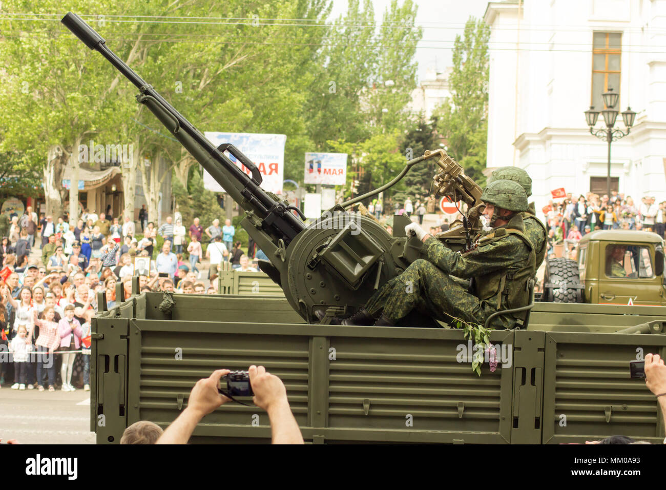 Donezk Donezk Volksrepublik. Mai 9, 2018: Sowjetischer anti-air gun Track mit GUNNERS an der Hauptstraße der Stadt während der Sieg von Donezk Day Parade. Credit: Eine 147/Alamy leben Nachrichten Stockfoto