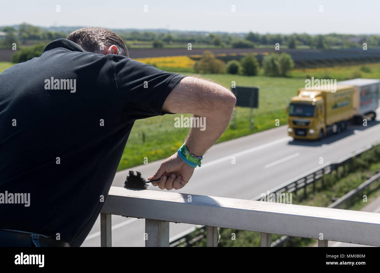 09 Mai 2018, Deutschland, Harrislee: Eine polizeiliche Ermittler Beweissicherung der Fingerabdrücke auf einer Brücke über die Autobahn A7. Der Fahrer wurde schwer verletzt, nachdem ein Stein von einer Autobahnbrücke über die A7 zwischen Flensburg und der dänischen Grenze geworfen wurde. Foto: Benjamin Nolte/dpa Stockfoto