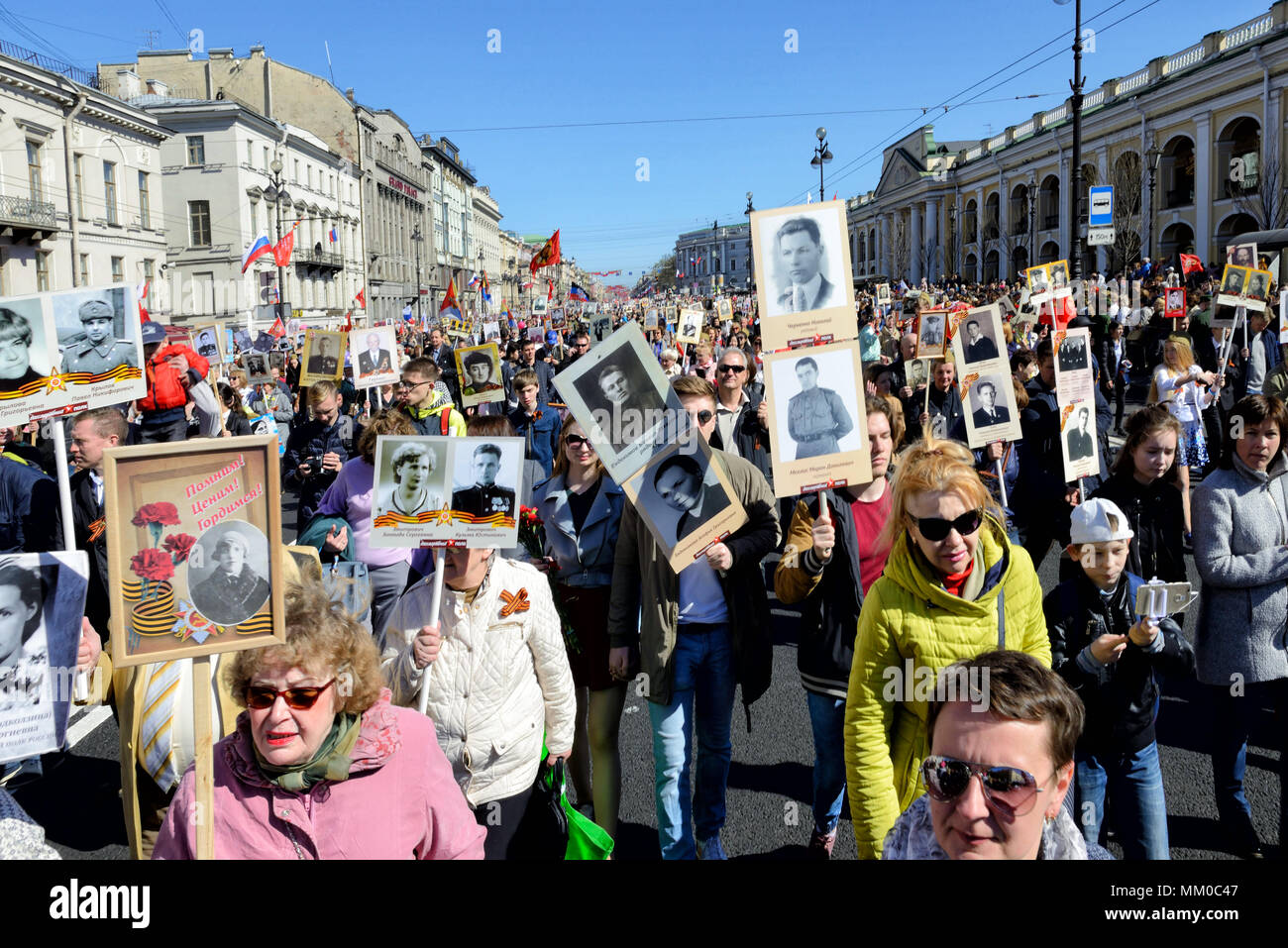 Unsterblich Regiment - Menschen tragen Banner mit einem Foto von ihrem Krieger Vorfahren, der Tag des Sieges, der Nevsky Prospekt, St. Petersburg, Russland Stockfoto