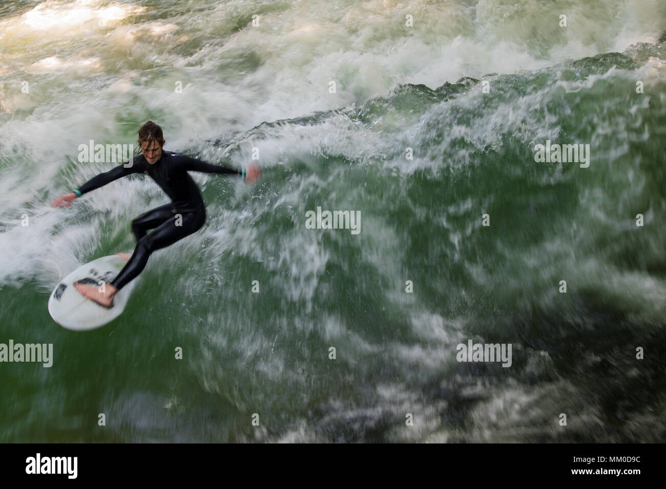 09 Mai 2018, Deutschland, München: Hobby surfer Pablo Goller einer Welle am Eisbach im englischen Garten mit seinem Surfbrett. Die "eisbach Continuous Wave' im prinzregenten Straße ist einen geliebten Ort für Surfer das ganze Jahr über. Foto: Peter Kneffel/dpa Stockfoto