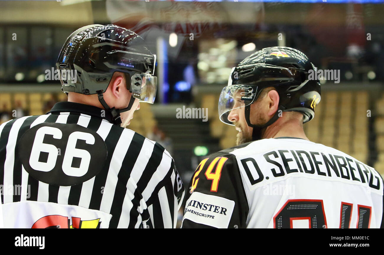 Mai 9, 2018 - Herning, Dänemark - in der rechten Dennis SEIDENBERG (GER), in einem Gespräch mit der referree, Mai 09, 2018, Eishockey-WM 2018, Deutschland gegen Korea, Jyske Bank Boxen, Herning / Dänemark, (Credit Bild: © Wolfgang Fehrmann über ZUMA Draht) Stockfoto