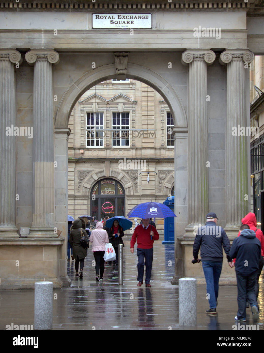 Glasgow, Schottland, Großbritannien 9. Mai. UK Wetter Regen Regen blau Regenschirm der Bogen von Royal Exchange Square im Herzen der Stadt bietet wenig für den Touristen so stumpf nasses Wetter zieht nach dem heißen Bank Urlaub.. Gerard Fähre / alamy Nachrichten Stockfoto