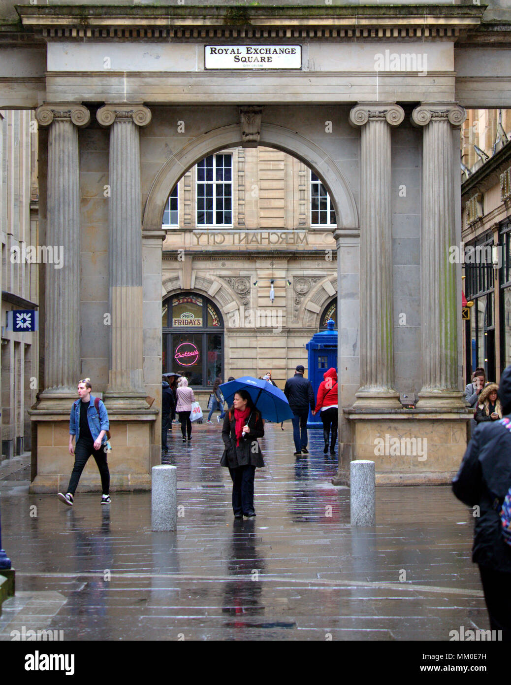 Glasgow, Schottland, Großbritannien 9. Mai. UK Wetter Regen Regen blau Regenschirm der Bogen von Royal Exchange Square im Herzen der Stadt bietet wenig für den Touristen so stumpf nasses Wetter zieht nach dem heißen Bank Urlaub.. Gerard Fähre / alamy Nachrichten Stockfoto