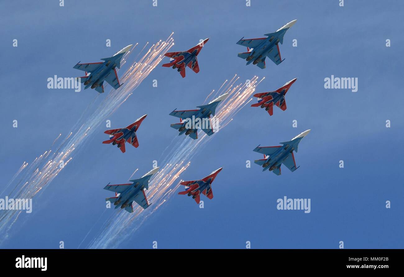 Russische Ritter Demonstration aerobatic Team fliegen Sukhoi Su-30SM Kampfflugzeuge neben Mikoyan MiG-29 fighters geflogen von der Mauersegler führen Sie einen vorbeiflug Pass über die Überprüfung während der Militärparade auf dem 73. Sieg Tag markiert das Ende des Zweiten Weltkrieges auf dem Roten Platz am 9. Mai 2018 in Moskau, Russland. (Russische Vorsitz über Planetpix) Stockfoto