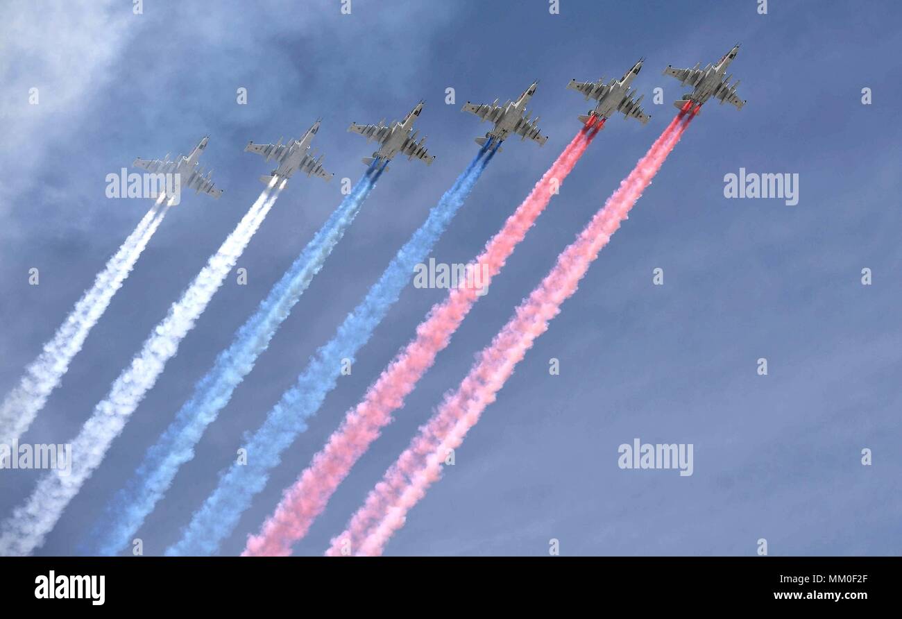Die russische Sukhoi SU-25 Erdkampfflugzeug führen Sie einen bunten Vorbeiflug über die Überprüfung während der Militärparade auf dem 73. Sieg Tag markiert das Ende des Zweiten Weltkrieges auf dem Roten Platz am 9. Mai 2018 in Moskau, Russland. (Russische Vorsitz über Planetpix) Stockfoto