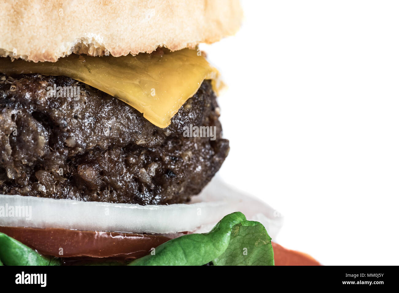 Hausgemachtes Rindfleisch Hamburger auf weißem Hintergrund. Stockfoto