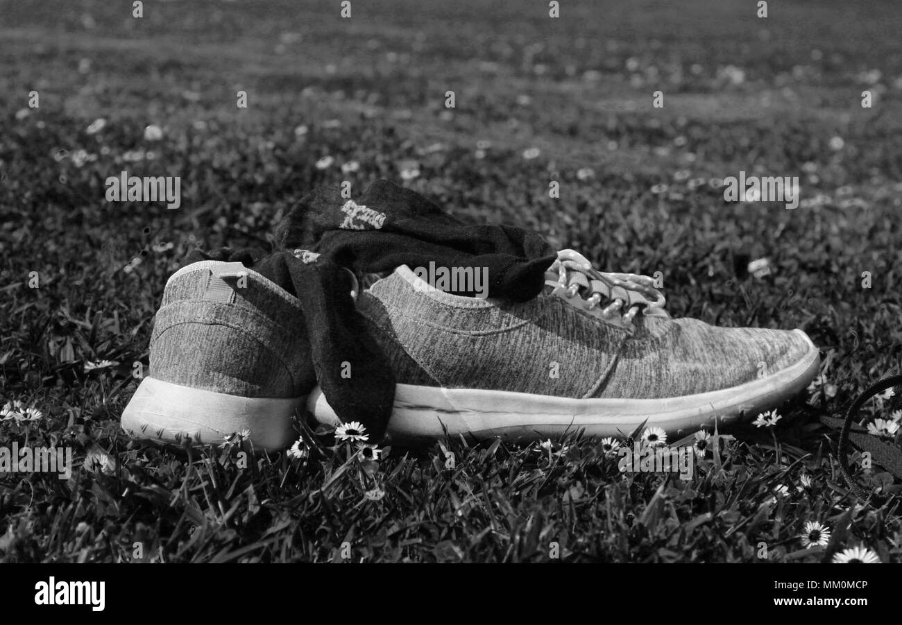 Schuhe auf Gras in Schwarz und Weiß Stockfoto