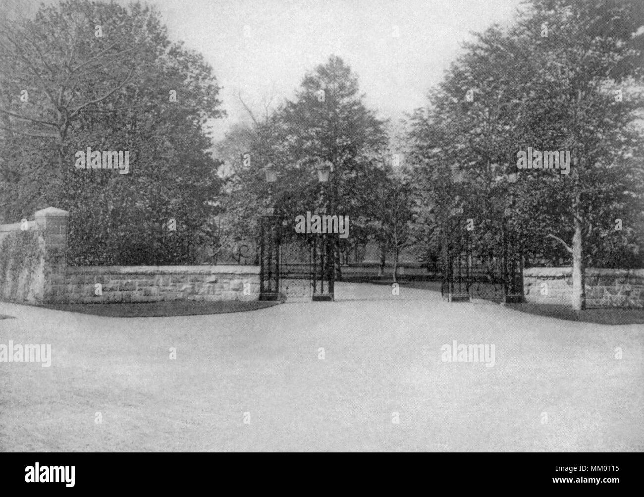 J.J. Van Alen Tor auf Ocker Punkt Ave Newport. 1900 Stockfoto