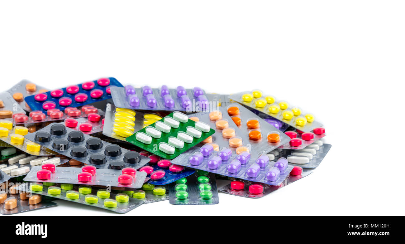 Haufen von schönen und bunten Pillen in Blistergurt auf weißem Hintergrund. Gesundheit und Medizin Konzept. Pharmazeutische Verpackungsindustrie conc Stockfoto