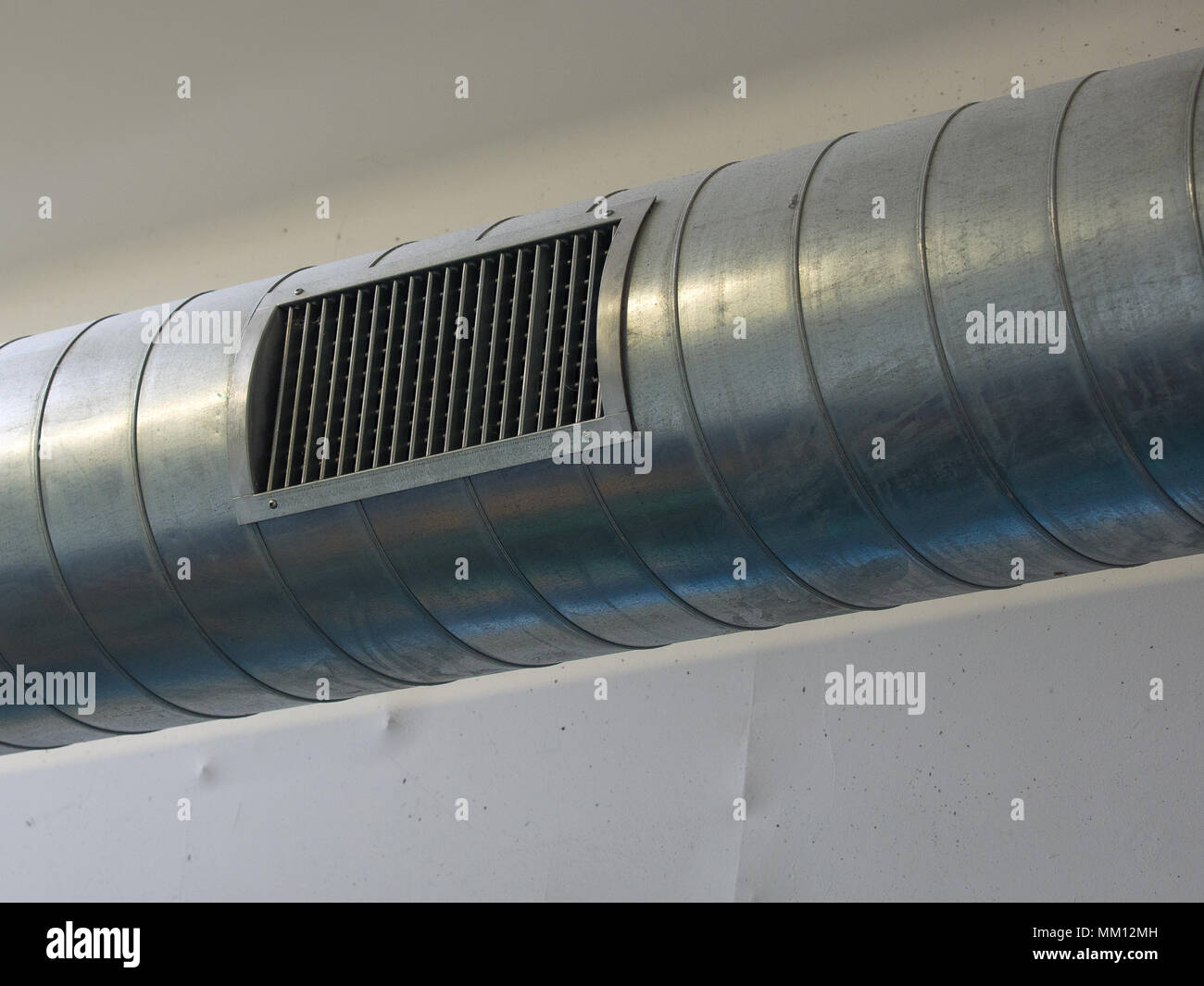 Metall Pipeline und Düse Teil einer Klimaanlage in einem grossen Gebäude  Stockfotografie - Alamy