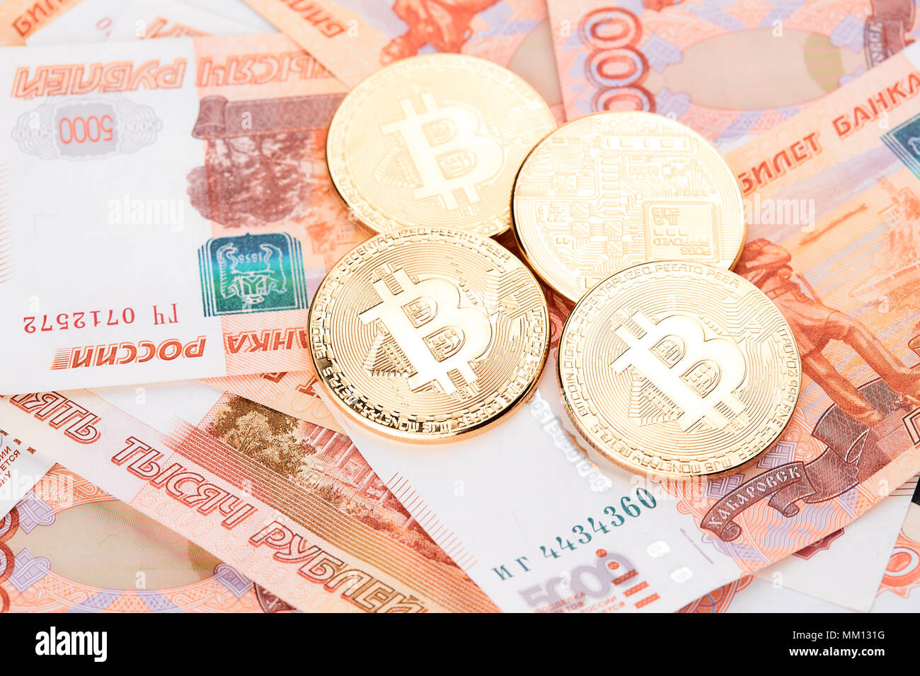 Münze Bitcoin vor dem Hintergrund der Russische Rubel Stockfoto