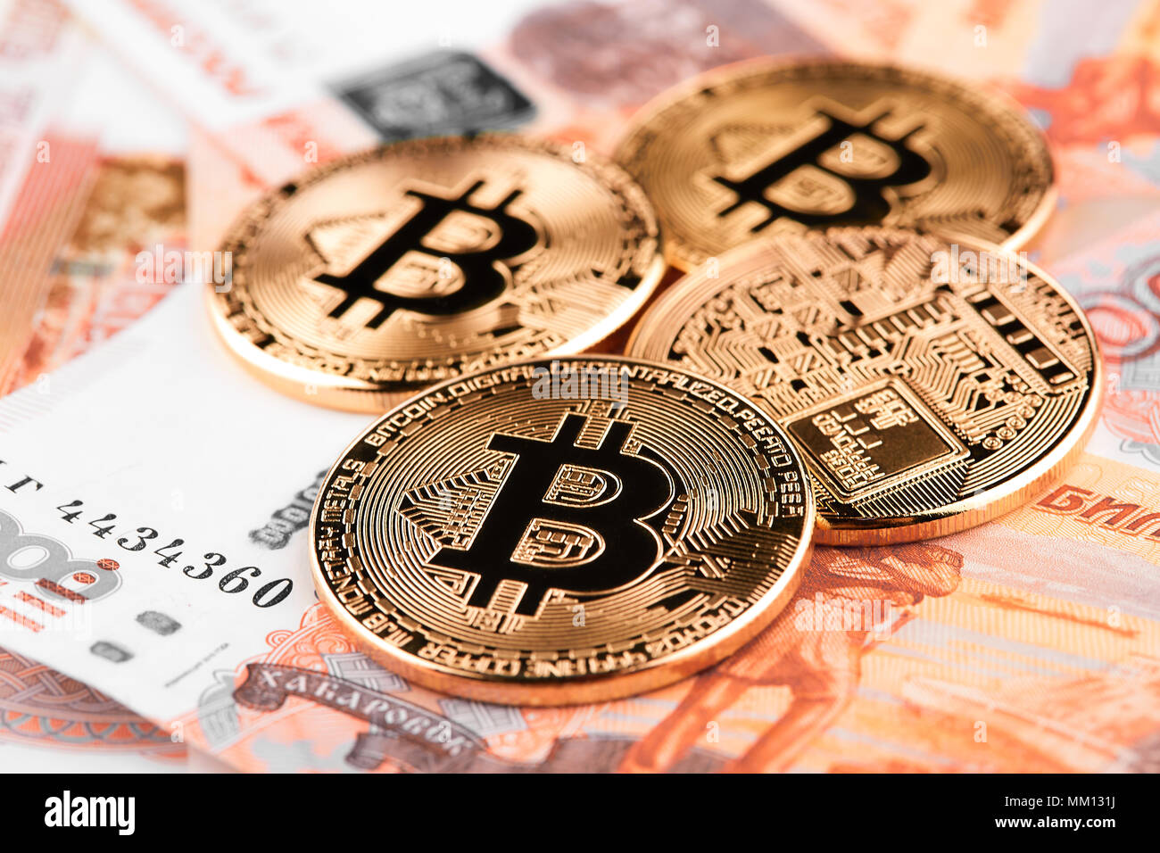 Münze Bitcoin vor dem Hintergrund der Russische Rubel Stockfoto